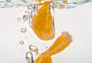 Gajos de mandarina sumergidos en agua